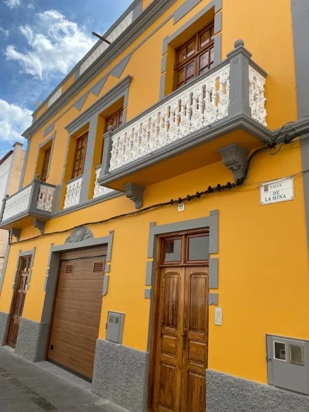 Fachada-amarilla-pintada-por-pintores-de-fachadas-de-jaen