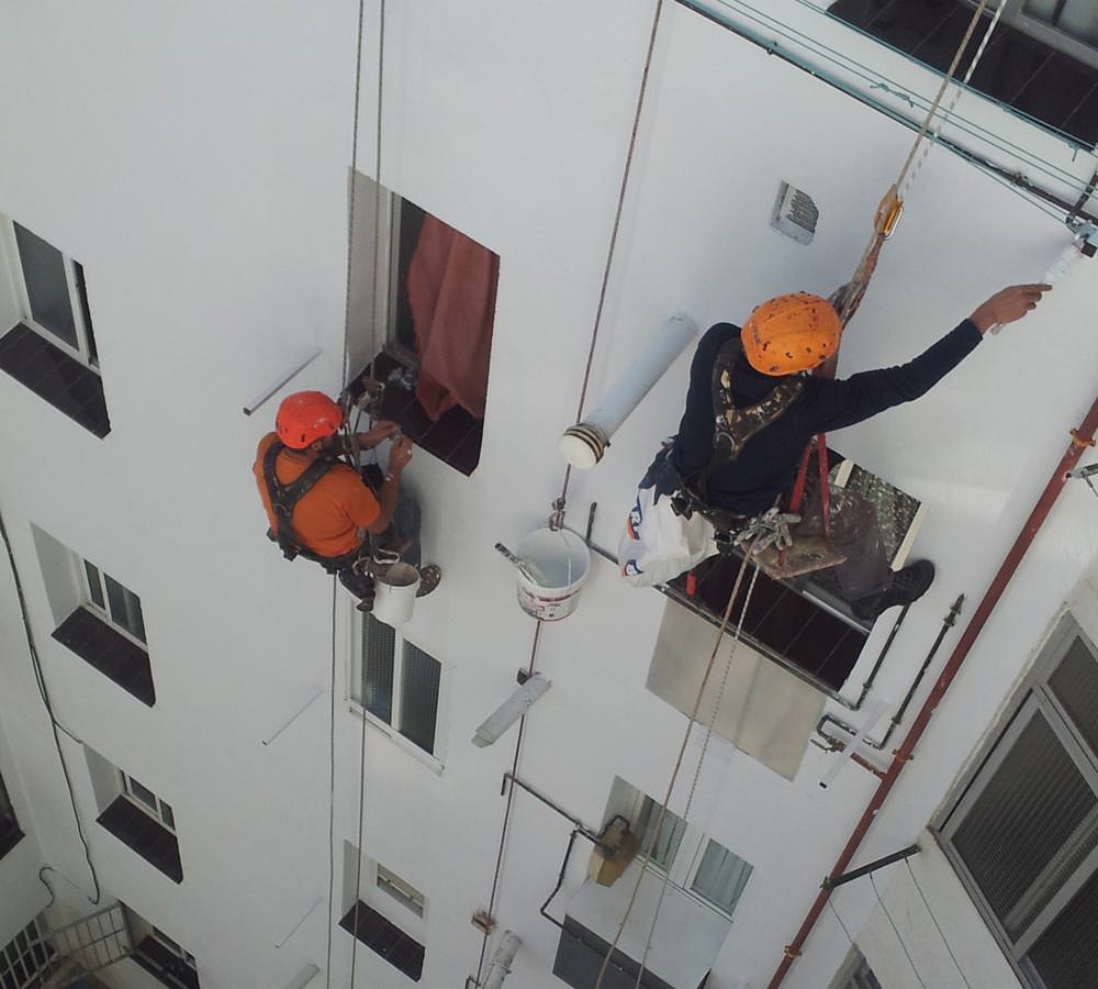 Operarios-realizando-trabajos-verticales-en-jaen
